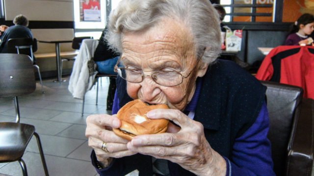 Herzhaft beißt Frau Mücke zum ersten Mal in ihrem Leben in einen Burger. Mit diesem Schnappschuss gewann Maria Sprung aus dem St. Franziskus-Haus in Oelde den ersten Preis bei unserem Fotowettbewerb im September 2012.